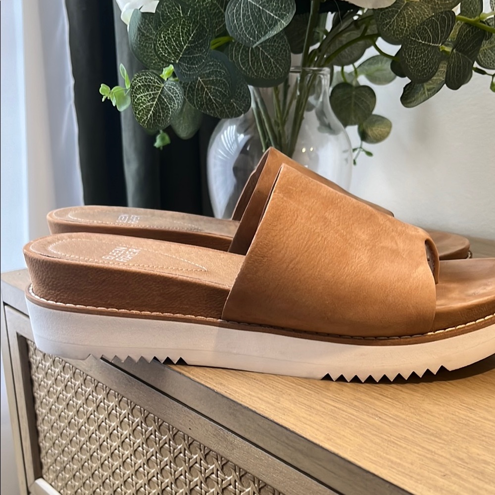 Eileen Fisher Women's Tan Slide Sandals